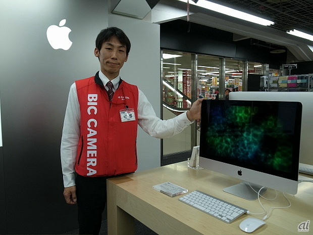 　ビックカメラ 新宿西口店 店長の佐藤壮史氏。「iPhone 5s/5cの登場から、特に女性や高齢者層が増えており、またiPhone/iPadの購入からMacへという傾向が顕著に表れている」と話す。
