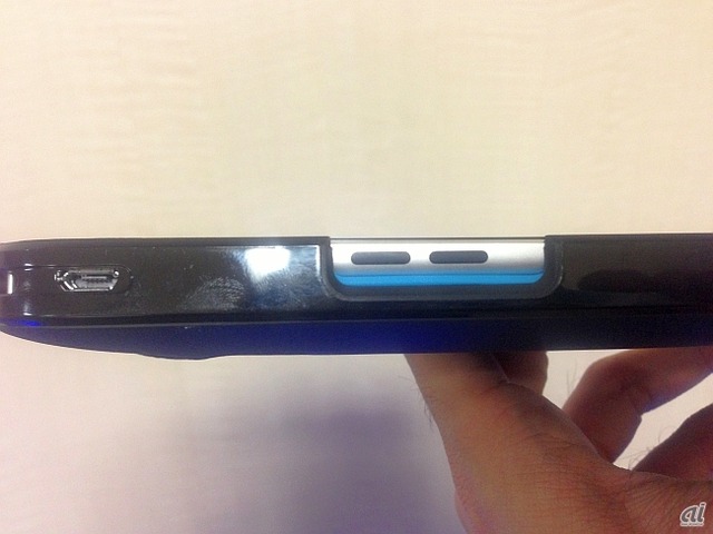 　側面では、音量調整のボタンやサイレントスイッチの部分が開けられている。左側に見えるのはMicro-USB充電ポート。