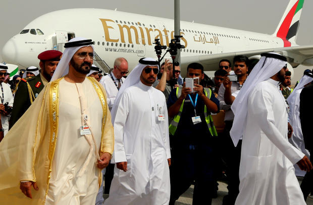 　17日にドバイ航空ショーの開会式典に出席した際、Emirates AirlinesのAirbus A380の前を通りかかる、ドバイの首長Sheikh Mohammed Bin Rashid al-Maktoum氏（左）。