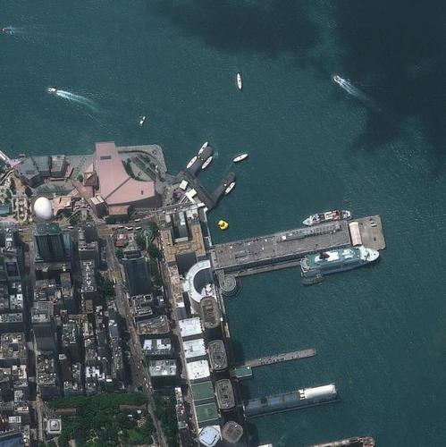 　この衛星写真は、香港にある港だけでなく、宇宙からも見えるぐらいに巨大なラバーダックも写している。