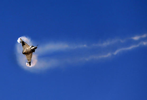 　ドバイ航空ショーで展示飛行を行う、アラブ首長国連邦空軍所属のDassault Aviationの「Mirage 2000」。