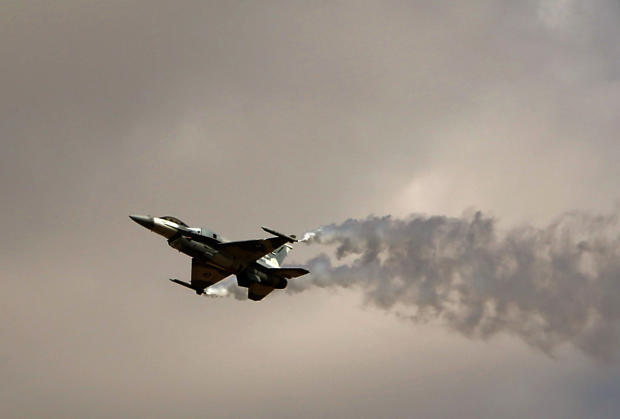 　ドバイ航空ショー開催中の18日に展示飛行を行う、アラブ首長国連邦空軍所属のGeneral Dynamicsのジェット戦闘機「F-16 Fighting Falcon」。