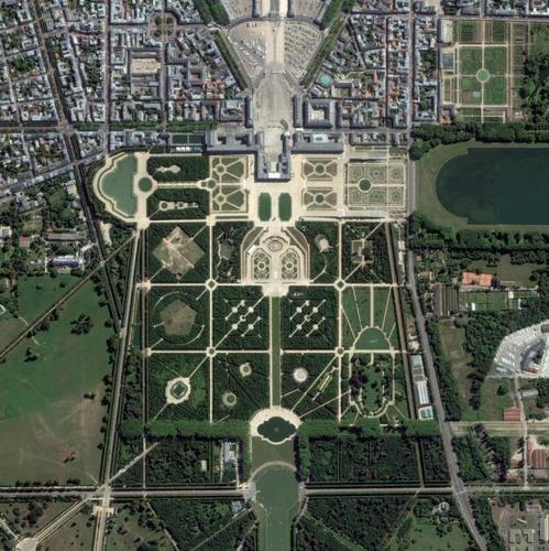 　ベルサイユ宮殿。8月に撮影。地上でみるときらびやかで優雅なこの歴史上重要なフランスの宮殿も、宇宙から見ると奇妙な8ビット画像のように見える。