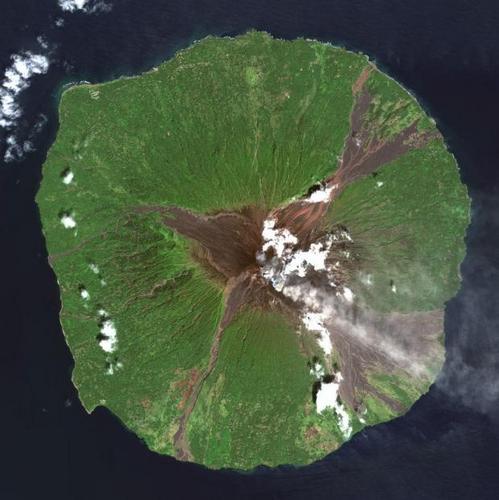 　このパプアニューギニアの島にはマナム火山があり、2004年の噴火以来無人となっている。
