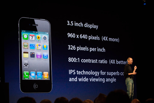 　2010年に発表された「iPhone 4」では、新たに高解像度の「Retina Display」が搭載されたほか、おしゃれな新デザインも採用された。