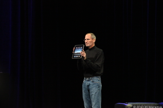 　2010年、AppleはiPhoneより大きい「iPad」タブレットを発表して、新たな試みを開始した。
