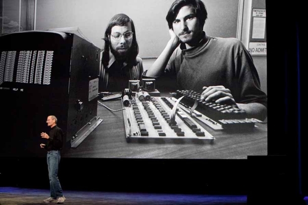 　壇上に立つSteve Jobs氏。その後ろに映し出されているのは、1976年に撮影された同氏とSteve Wozniak氏の写真だ。