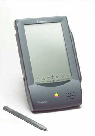 　Jobs氏は1985年にAppleを解雇された。それからの約10年間、同社は「Apple Newton」シリーズの携帯情報端末（PDA）など熱意に欠ける製品をいくつか生産し、苦境に立たされた。このハンドヘルドデバイスは手書き文字認識ソフトウェアを採用していたが、売り上げが伸びなかったことで、5年後に生産が中止された。