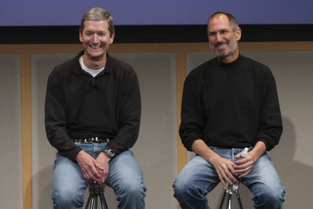 　Jobs氏と一緒に写真に収まっているTim Cook氏は、このとき既にJobs氏からCEO職を引き継いでいた。Cook氏は今もAppleのCEOを務めている。