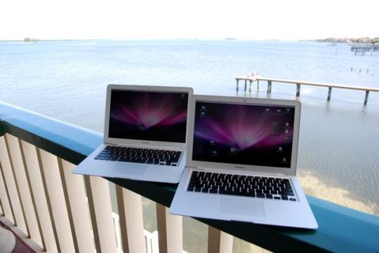 　iPodとiPhoneは大きな人気を博していたが、Appleは2008年、驚異的な薄さを誇る「MacBook Air」を発表し、コンピューティング事業でも新鮮さを維持した。