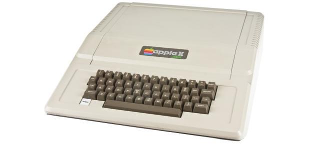 　これは1979年に発売された「Apple II Plus」で、最初の「Apple II」に比べてグラフィックス性能が強化されている。