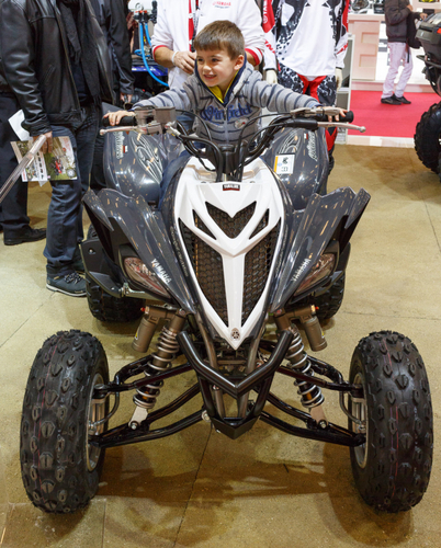 　パリモーターサイクルショーは家族連れに人気だ。この写真では、少年がヤマハの全地形対応車「YFM700R」にまたがっている。