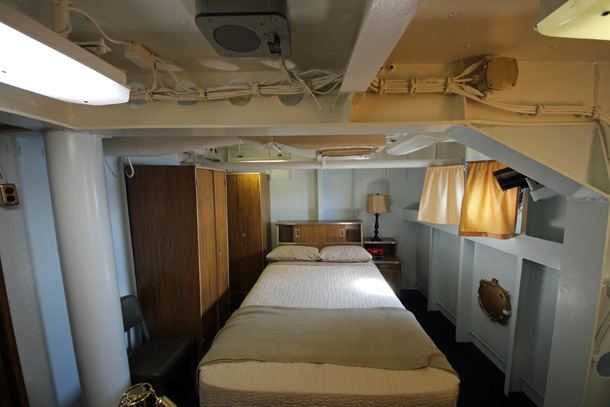 　大きなベッドと窓がある。悪くない。副艦長には専用のバスルームもあった（写っていないが左側にある）。