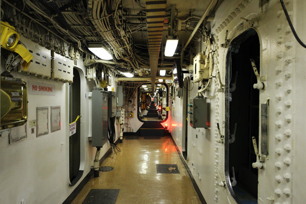 　「Broadway」と呼ばれる、USS Missouriの主通路。同艦のほぼ全長にわたって伸びている。