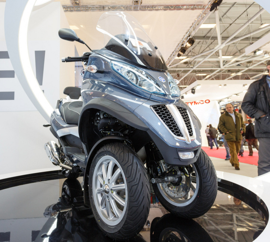 　Piaggioはパリで、大型三輪スクーターを数多く販売している。この「MP3 LT 500ie」は約1万2300ドルで、493ccエンジンを搭載している。