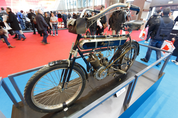 　パリモーターサイクルショーには歴史的なオートバイのコーナーがあった。この写真は、Magnat-Debonが1913年に製造した、400ccエンジンを搭載したオートバイだ。