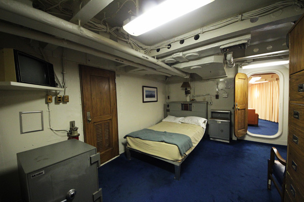 　メインルームの隣には、艦長用の広々とした寝室がある。これでも戦艦においては広いほうだ。