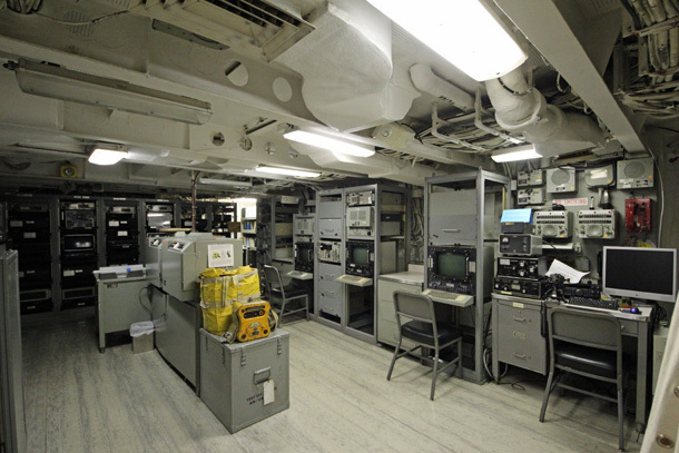 　通常、無線室は立ち入り禁止だ（われわれは入ることができた）。しかし年に数回、特別イベントの際には、短波を発信して、ほかの退役艦船と交信する。