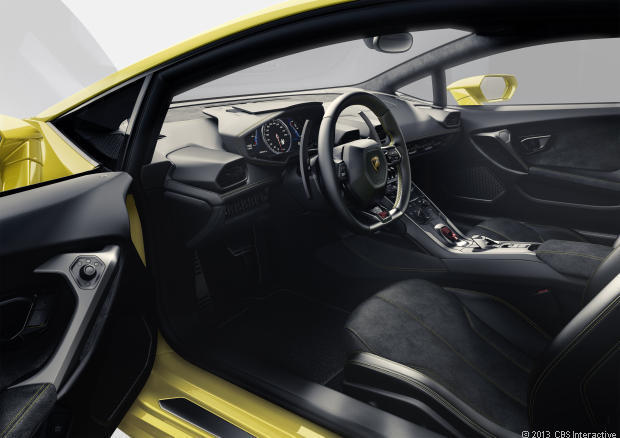 　内装は「Aventador」に着想を得たデザインを採用し、「Alcantara（アルカンターラ）」と「Nappa（ナッパ）」レザーが使われている。ドライバーはパドルシフトで変速機を制御し、ハンドルに取り付けられたスイッチを使って3段階の走行モードが切り替えられる。