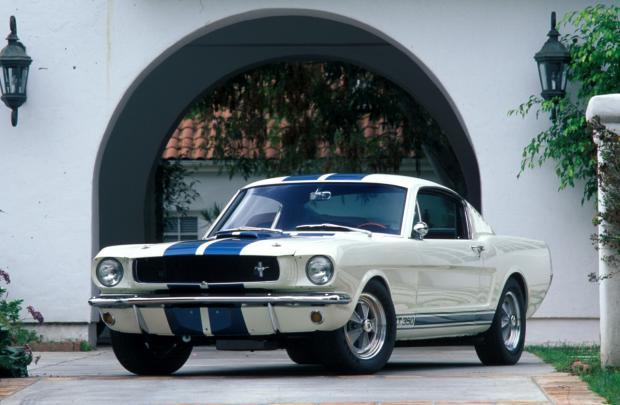 　Mustangは、Carroll Shelby氏の関与によって、早い時期に性能強化を施された。Shelby氏は「Mustang Fastback」の289馬力の「V8」を306馬力に増強したほか、グラスファイバー製ボンネットを採用して軽量化を実現するなど、さまざまな性能改善を実施した。