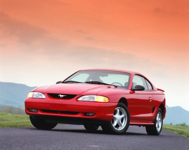 　第4世代アップデートである1994年型Mustangは、70年代前半のMustang IIの時代から大幅に進歩し、基本バージョンで3.8LのV6を採用した。この1996年型の写真を見ると、丸みを帯びたデザインになっていることが分かる。前世代の角張ったボディから大きく変化した。