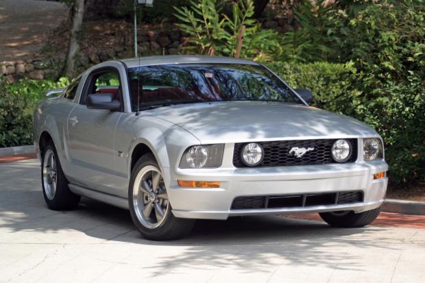 　2005年型Mustang（第5世代）のテーマはレトロスタイルだ。円形のヘッドライトが復活しており、1960年代のファーストバックデザインに立ち戻っている。このモデルが人気を博したことで、「Chevy Camaro」や「Dodge Challenger」も勢いを取り戻した。