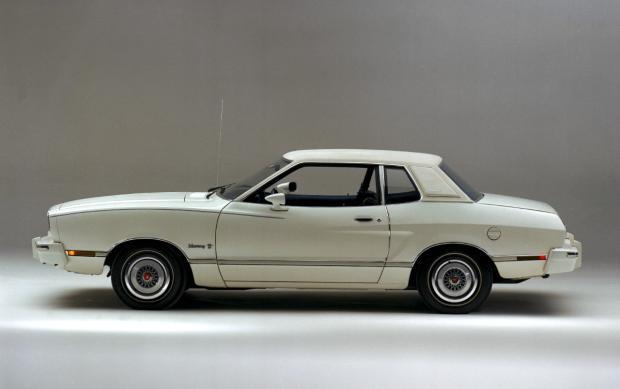 　1970年代前半は石油危機が起こったこともあり、米国の自動車デザインにとって幸福な時期ではなかった。Mustangもその影響を受けている。「Mustang II」として発表されたこのモデルは、悪名高い「Ford Pinto」と同じプラットフォームを採用していた。基本バージョンは4気筒エンジンを搭載していたが、2.8Lの「V6」を選ぶこともできた。