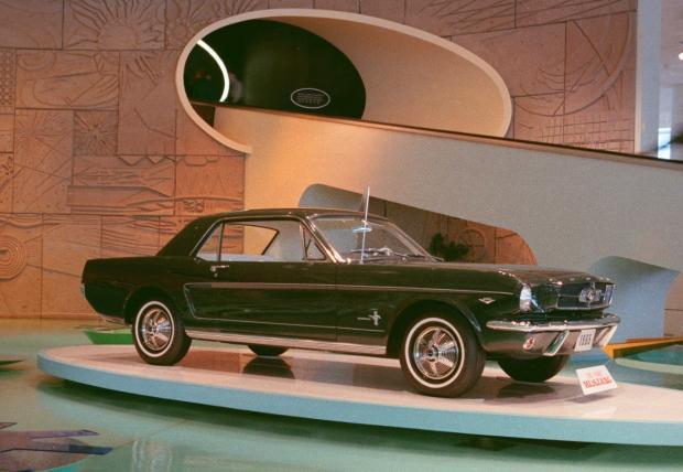 　初代Mustangは1964年のニューヨーク万国博覧会で一般公開された。さらに同年、ジェームズ・ボンドシリーズの映画「007 ゴールドフィンガー」にも登場している。正式には1965年型と呼ばれているが、発表の時期が早かったことから、愛好家は初期生産バージョンを1964 1/2年型と呼ぶ。