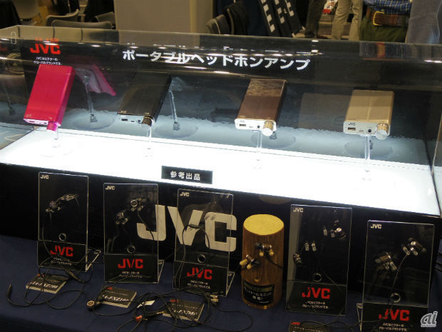 　JVCケンウッドブースでは、JVCブランドのヘッドホンを一堂に展示したほか、参考出展としてポータブルヘッドホンアンプを並べていた。