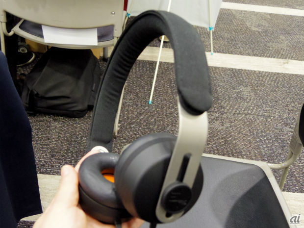 　コンプライ製のイヤーパッドを装着したEOpsのノイズキャンセリングヘッドホン「NOISEZERO O2+」。コンプライ製のため、耳に一度押し付けることで、ぴったりを耳を覆うことができる。