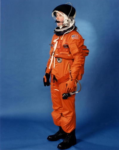 　打ち上げと突入の際にスペースシャトルで着用されるオレンジ色のスーツは、「パンプキンスーツ」という愛称で呼ばれている。