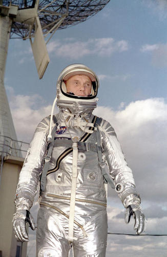　後にスペースシャトルスーツを着ることになるJohn Glenn氏が、Mercury計画の宇宙服を着用して写真に収まっている。