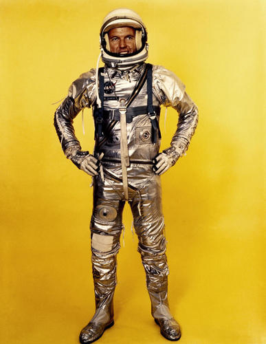 　この写真では、Gordon Cooper氏が初期世代の宇宙服を着用している。この粗雑に見えるアルミホイルのような宇宙服は、米海軍の高高度ジェット機用の気密服を改造したもので、表面はアルミナイロンでできている。Cooper氏は、1959年に「Mercury」計画のために選抜された7人の宇宙飛行士（オリジナルセブン）の1人だ。

　その後長年にわたり、宇宙服には定期的なアップグレードや革新が施され、新しい素材の採用によってさまざまな機能性が追加された。それにより、宇宙飛行士は打ち上げや再突入、国際宇宙ステーション（ISS）での宇宙遊泳、月面歩行の際に必要な防護機能と快適さを享受できるようになった。