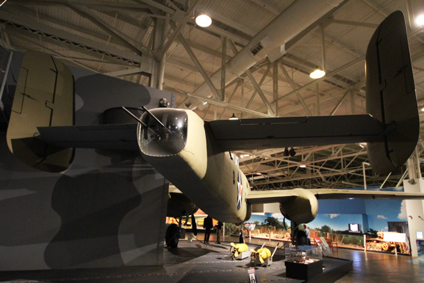 　ドーリットル空襲で使われたB-25には、軽量化のため尾部銃座がなく、代わりに、ほうきの柄を黒く塗ったものが取り付けてあった。
