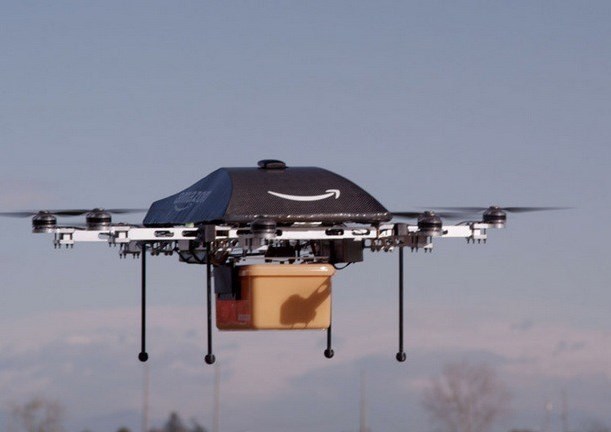 　サイバーマンデーを翌日に控えた米国時間12月1日、Amazon.comは将来的に無人飛行機を配送に使用する計画を発表した。この無人飛行機は最大5ポンド（約2.3kg）の荷物を10マイル（約16km）にわたって配送可能で、Amazonが販売している商品の86％をカバーする。

　無人飛行機による配送計画は、4～5年後にも実現する可能性がある。

