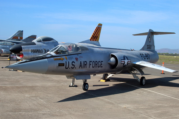 　2番目の格納庫に行く途中で、駐機場に並ぶ航空機の前を通る。「F-104」は、筆者が好きな航空機の1つだが、これほど近くで見るのは初めてだった。このF-104は、ワシントン州と台湾に配備されたほか、エドワード空軍基地ではチェイスプレーンとして使われた。Nelson少佐が使用していたこともある。