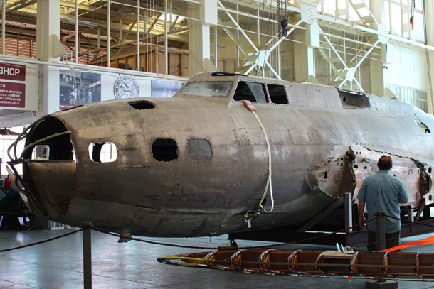 　格納庫79には本格的な修理工場もあって、航空機を再び飛行可能な状態（あるいは少なくとも展示可能な状態）に復元している。例えば、この「B-17」は沼地から回収された機体だ。部品は屋外に並べられている。
