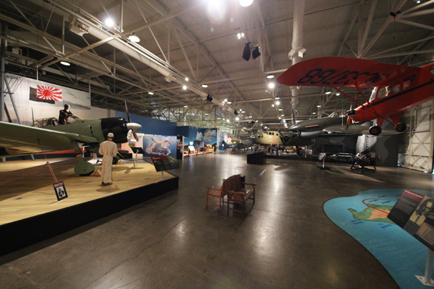 　真珠湾のフォード島にある太平洋航空博物館には、第2次世界大戦やそれ以降の航空機の素晴らしいコレクションがある。博物館は2棟の格納庫に分かれており、1つ目の格納庫は、ほとんど全てが真珠湾攻撃や太平洋戦争についての展示だ。2つ目の格納庫にはいろいろな展示品があるが、大部分が現代の航空機とヘリコプターである。

　ハワイに行って直接博物館を体験することができない方々のために、素晴らしい航空機の数々の写真をこの記事でお見せしよう。