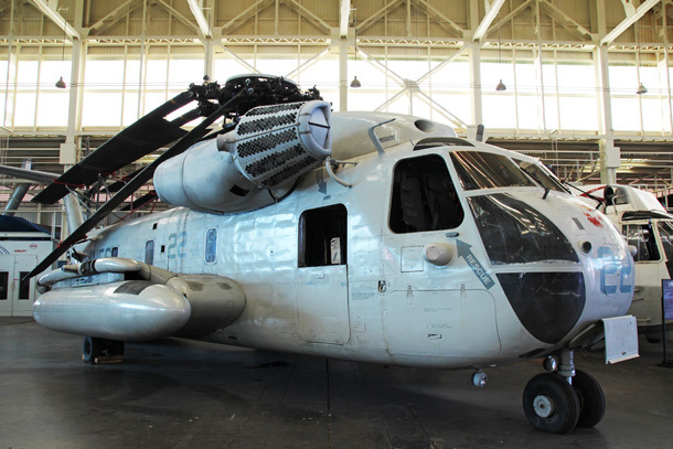 　巨大なSikorsky「CH-53 D Sea Stallion」。この機体の中にF-5を入れられるのではないかと思う（翼をたたむことができればだが）。