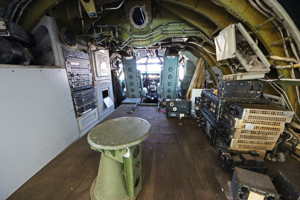 　かなり背が低くない限り、B-52の操縦室にはまっすぐ立つスペースはない。