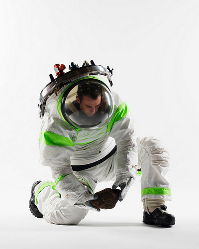 　2012年後半に公開された画像に写っているこの「Z-1」は、新しい宇宙服のプロトタイプで、早ければ2015年にも実際に使用される可能性がある。Z-1は次世代の設計を採用した初めてのプロトタイプだ。宇宙飛行士が宇宙を体験する方法を改革する多用途スーツであり、現在NASAのAdvanced Exploration Systemsのスーツプロジェクトの下で開発が進められている。