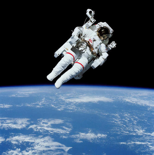 　1984年2月、Bruce McCandless氏は命綱なしで宇宙を遊泳した初めての宇宙飛行士になった。それが可能になったのは、船外活動用推進装置（Manned Maneuvering Unit：MMU）と呼ばれるジェットパックのようなデバイスのおかげだった。