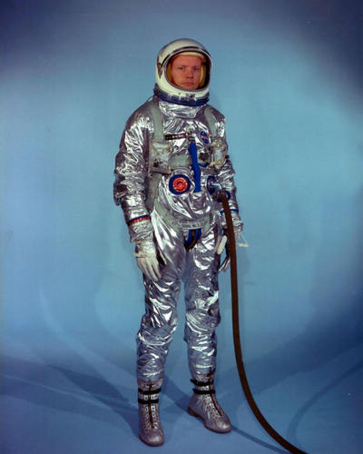 　この写真では、人類で初めて月に降り立ったNeil Armstrong氏が「Gemini G-2C」トレーニングスーツを着用している。