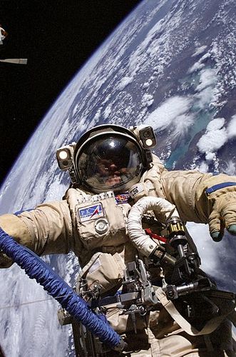　宇宙飛行士のEdward Fincke氏は、第9次長期滞在の米航空宇宙局（NASA）ISSサイエンスオフィサーおよびフライトエンジニアだった。第9次長期滞在では、クルーが6カ月のミッション中に船外活動（EVA）を4回行った。この写真はロシアの「Orlan」宇宙服を着用したFincke氏が3度目のEVAに参加したときに撮影された。