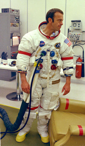 　米国人として初めて宇宙に行き、その後、月へも飛行したAlan Shepard氏がApollo宇宙服を試着している。