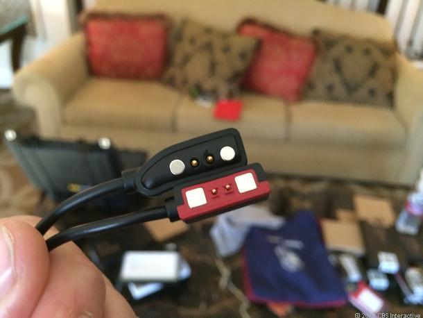 新しい充電コネクタ。赤色で磁石も大きい。Pebbleは、この規格をアクセサリメーカーが採用することを望んでいる。