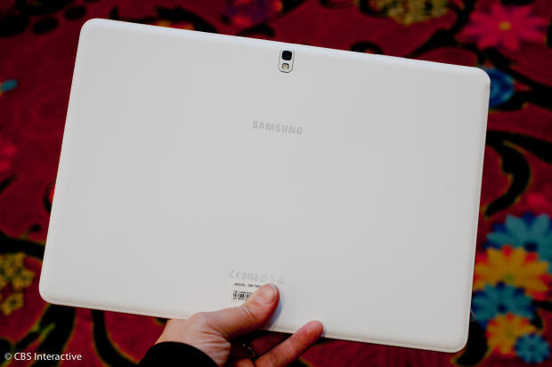 　「GALAXY Note 10.1 2014 Edition」で取り入れた「革のような」プラスチック背面をサムスンは気に入っているらしく、Galaxy TabPROシリーズにも採用している。