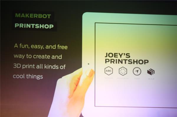 　MakerBotのタブレット向けアプリ「Printshop」は、ユーザーがデザインやCADソフトの知識を持っていなくても、独自の看板やブレスレットなどの3D製品をデザインするのに役立つ。