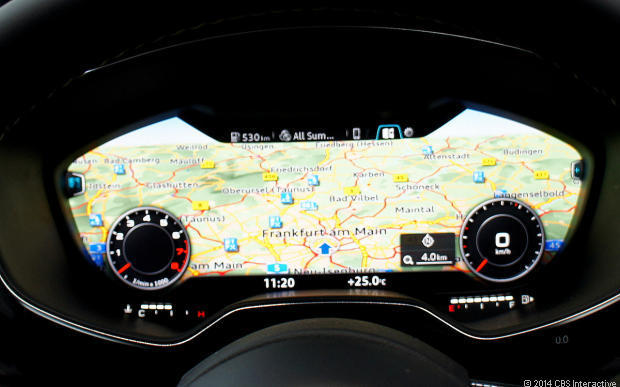 　LCDパネルの計器群は、地図の全体表示に加えてターンバイターンの道案内を小さく表示できる。