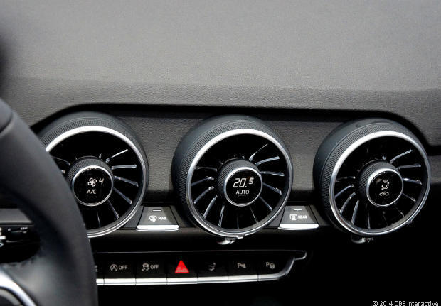 　この「Audi TT」の運転席には中央のLCDはないが、温度調節機能はエアコンの吹き出し口に付けられている。